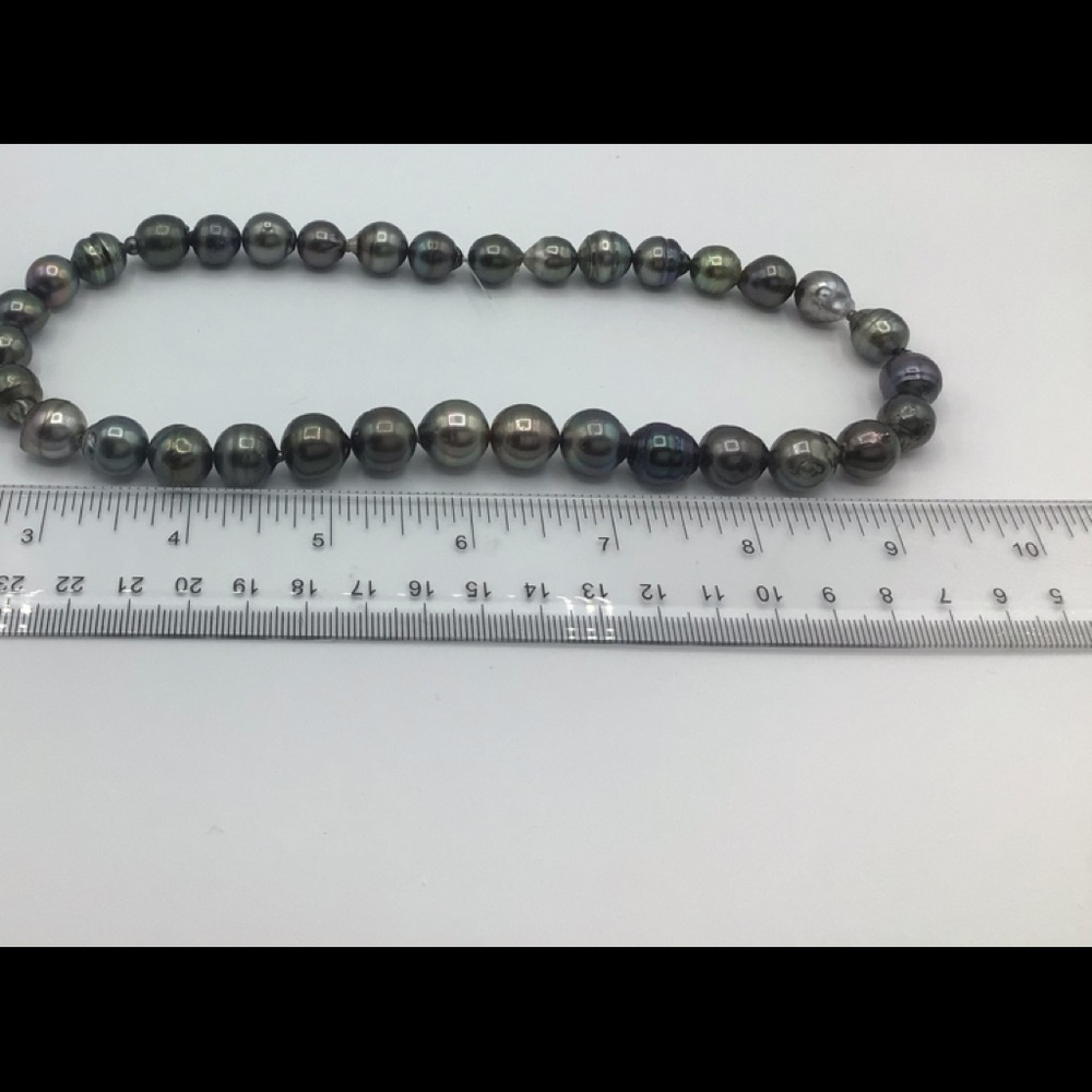 Tahitian pearl necklace